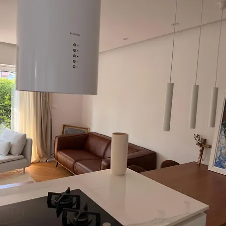 Modern Elegance With Garden And Private Parking Appartement *