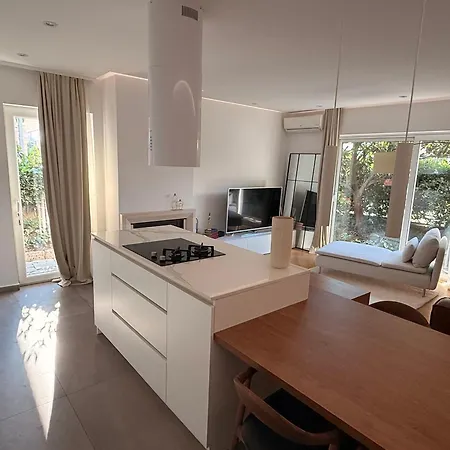 Modern Elegance With Garden And Private Parking Split