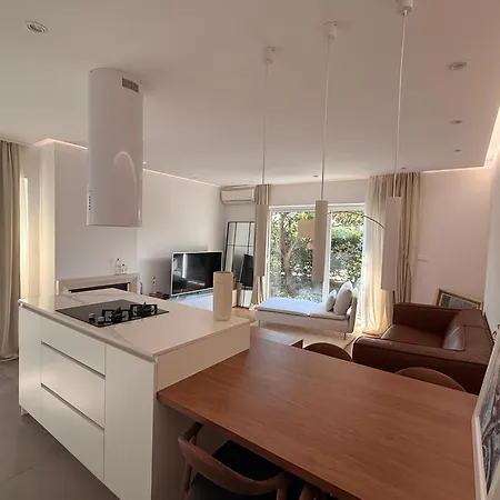 Appartamento Modern Elegance With Garden And Private Parking