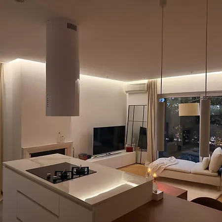 Modern Elegance With Garden And Private Parking Appartamento *