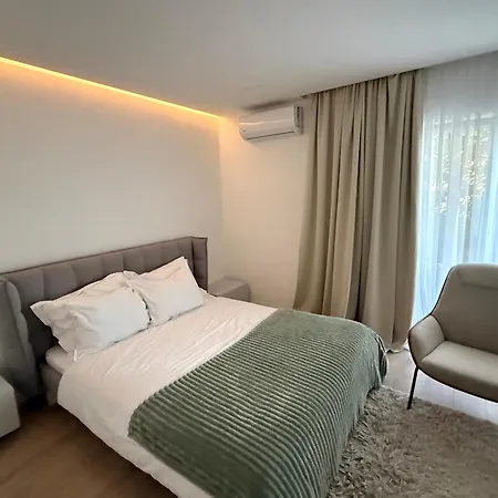 Modern Elegance With Garden And Private Parking