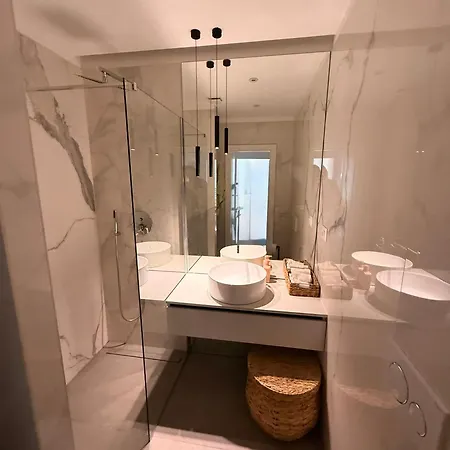 Modern Elegance With Garden And Private Parking