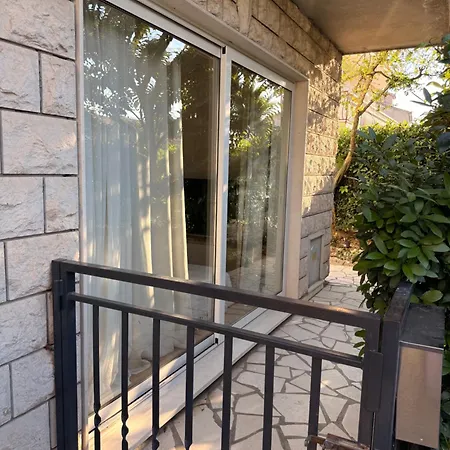 Modern Elegance With Garden And Private Parking Split